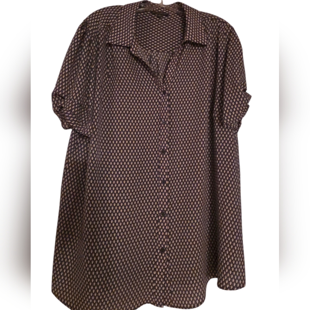 Like New Gray And Pink Short Sleeve Button Down Adrianna Pappell Shirt 2X.
